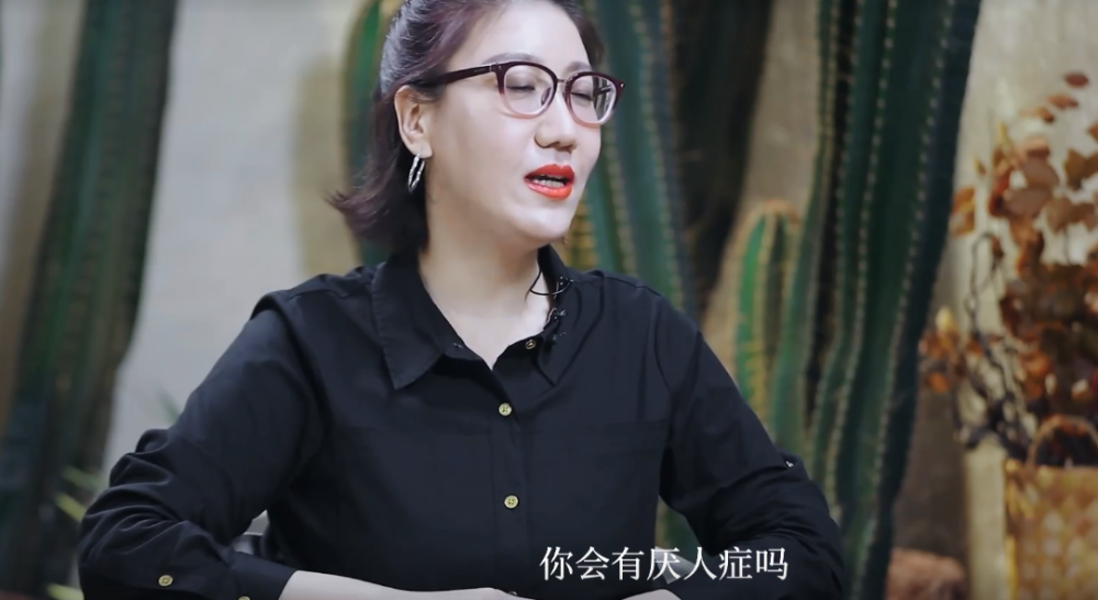 黄龄|黄龄工作室回应争议，疑正面怼宁静，宁愿跟猫狗聊天不想跟人交流