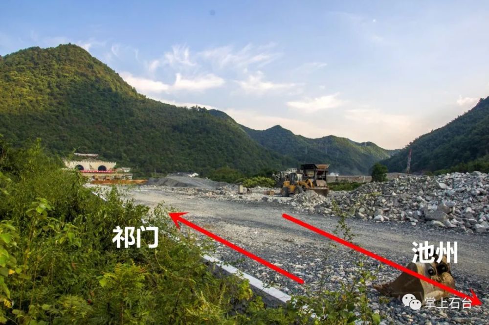 德上高速石台出入口建设中预计明年7月份全线通车