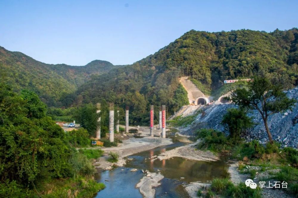 德上高速石台出入口建设中预计明年7月份全线通车