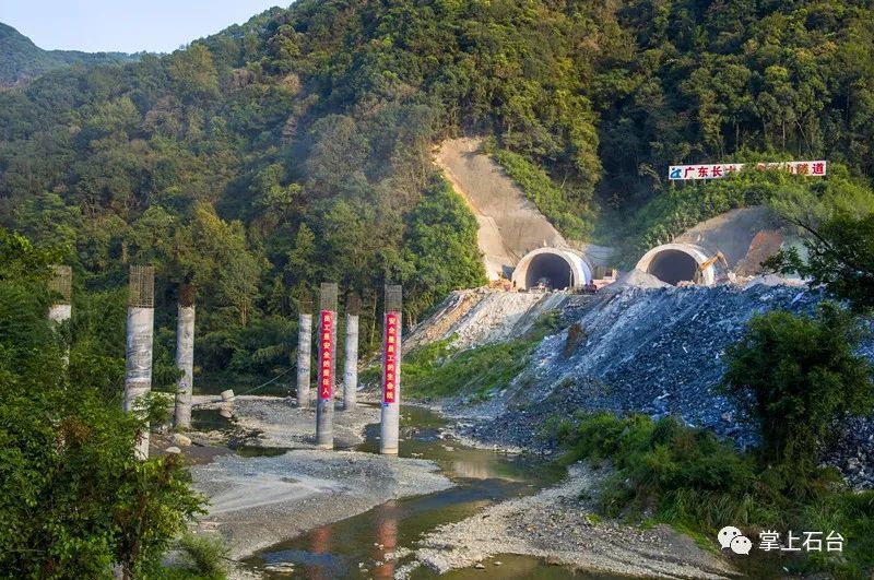 德上高速石台出入口建设中预计明年7月份全线通车