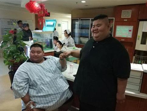 体重高达668斤中国第一胖子王浩楠却为爱减肥1年内瘦400斤