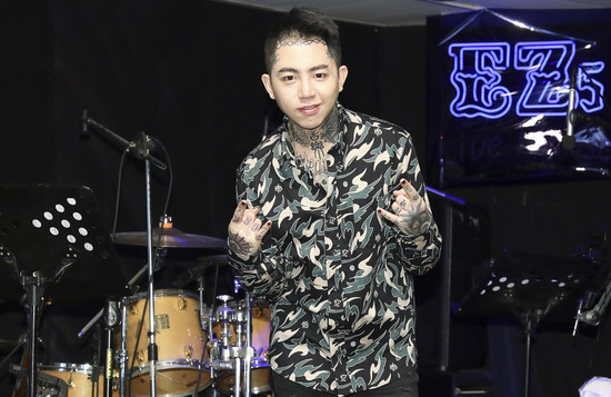 离婚|知名男星当众求娶新欢，喊话原配妻子赶紧离婚，怨其故意拖延离婚进度