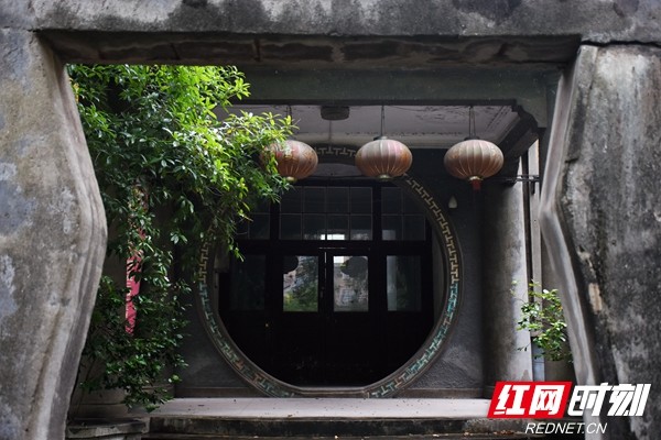当时是以湘潭最高标准建造,为苏式风格,砖混结构,二层.