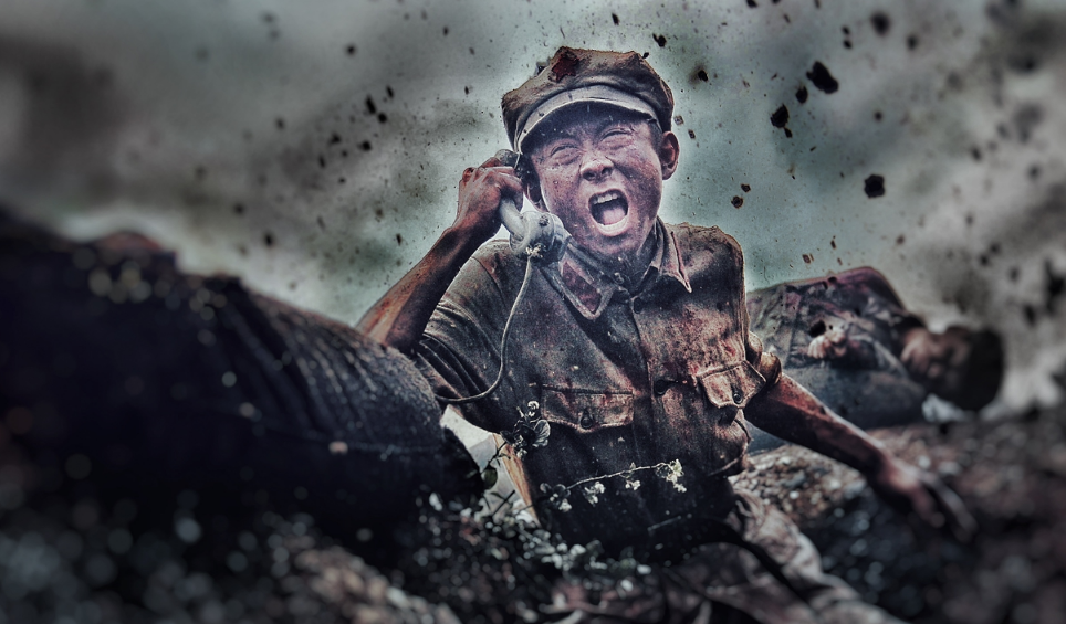 电话线被炸断,他用身体当导线,接通了电话,是电不死的通信兵