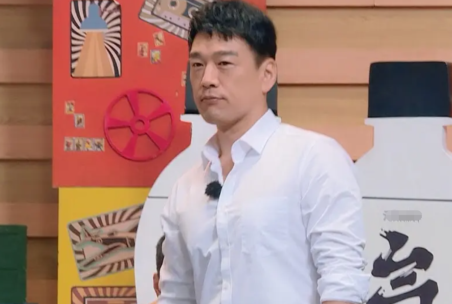 王耀庆|王耀庆穿比吴昕裙子还短的超短裤，遭胡军王鹤棣嘲讽，网友：不守男德