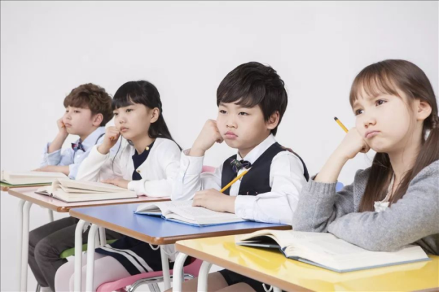 孩子一旦养成上课走神的习惯,以后走神的次数只会越来越多,上课的状态