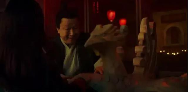 花木兰|《花木兰》遭观众吐槽：祠堂里挂红灯笼，军营门口立雕像，太扯！