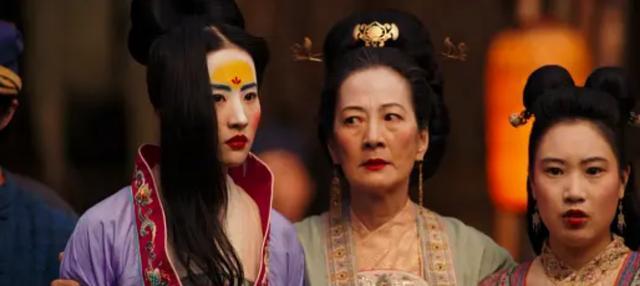 花木兰|《花木兰》遭观众吐槽：祠堂里挂红灯笼，军营门口立雕像，太扯！