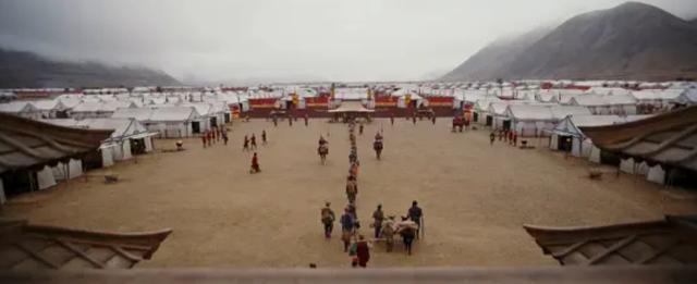 花木兰|《花木兰》遭观众吐槽：祠堂里挂红灯笼，军营门口立雕像，太扯！