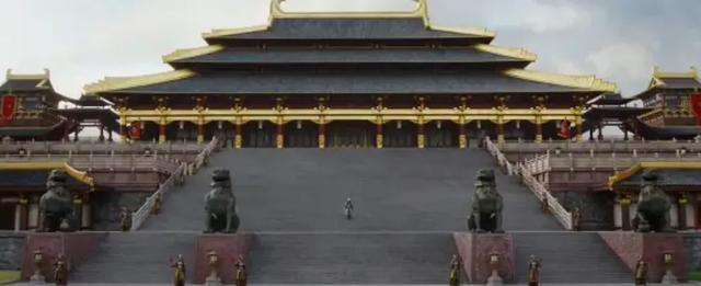 花木兰|《花木兰》遭观众吐槽：祠堂里挂红灯笼，军营门口立雕像，太扯！