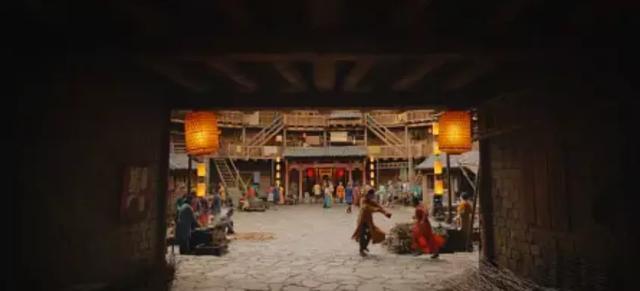 花木兰|《花木兰》遭观众吐槽：祠堂里挂红灯笼，军营门口立雕像，太扯！