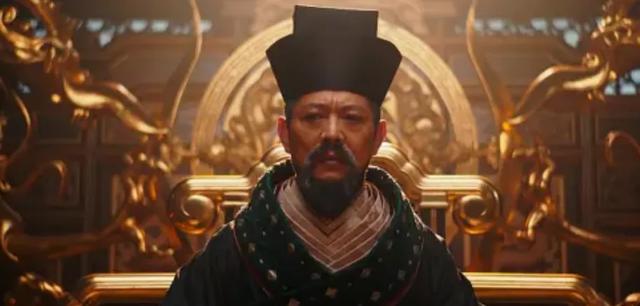 花木兰|《花木兰》遭观众吐槽：祠堂里挂红灯笼，军营门口立雕像，太扯！