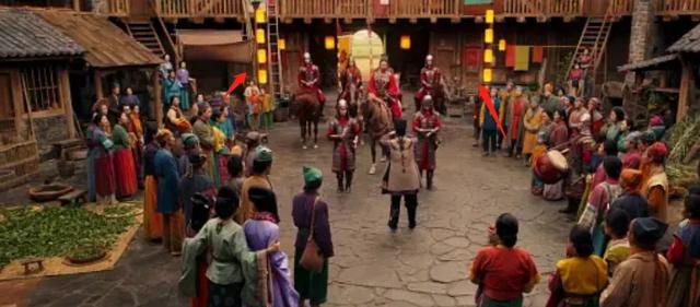 花木兰|《花木兰》遭观众吐槽：祠堂里挂红灯笼，军营门口立雕像，太扯！