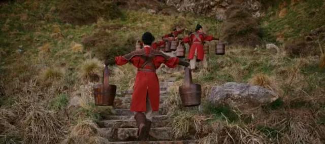 花木兰|《花木兰》遭观众吐槽：祠堂里挂红灯笼，军营门口立雕像，太扯！