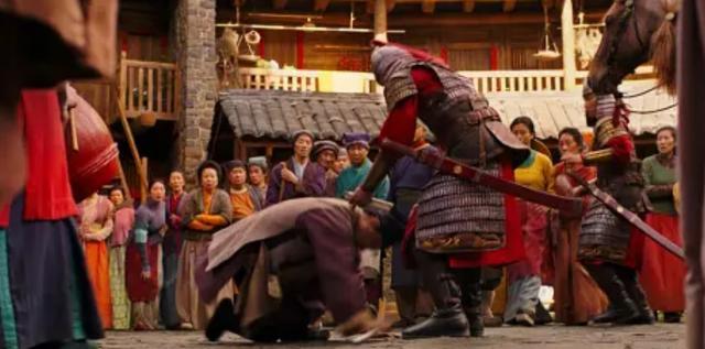 花木兰|《花木兰》遭观众吐槽：祠堂里挂红灯笼，军营门口立雕像，太扯！