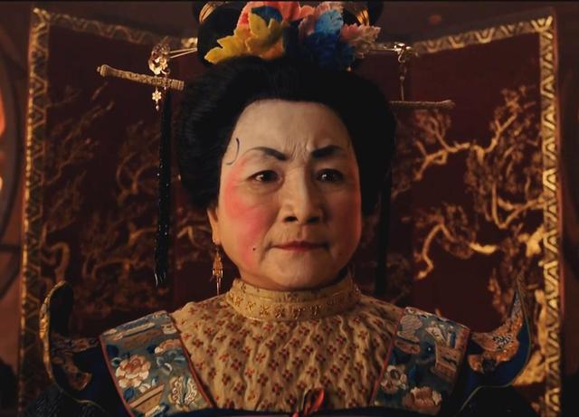 花木兰|《花木兰》遭观众吐槽：祠堂里挂红灯笼，军营门口立雕像，太扯！