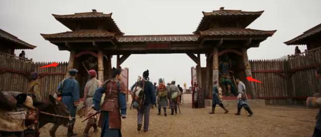 花木兰|《花木兰》遭观众吐槽：祠堂里挂红灯笼，军营门口立雕像，太扯！