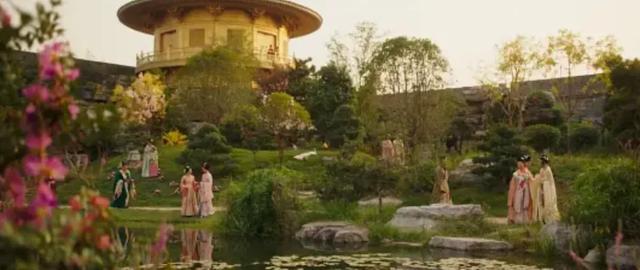 花木兰|《花木兰》遭观众吐槽：祠堂里挂红灯笼，军营门口立雕像，太扯！