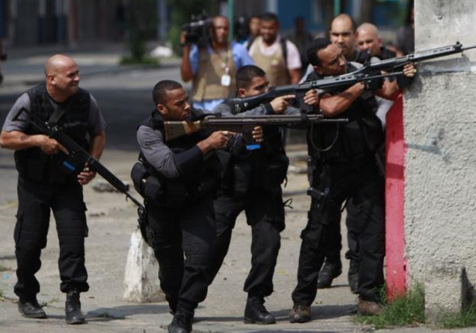 美国黑人小伙卷入枪战开枪盲射,意外将17岁组织头领爆头击杀