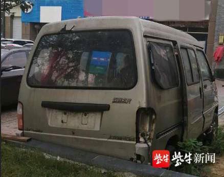 僵尸车身上长满蔓藤附近市民戏说像盆景