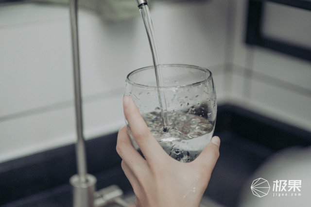 饮水问题终于解了!大通量净水机接水更畅快,即饮即滤搞定全家