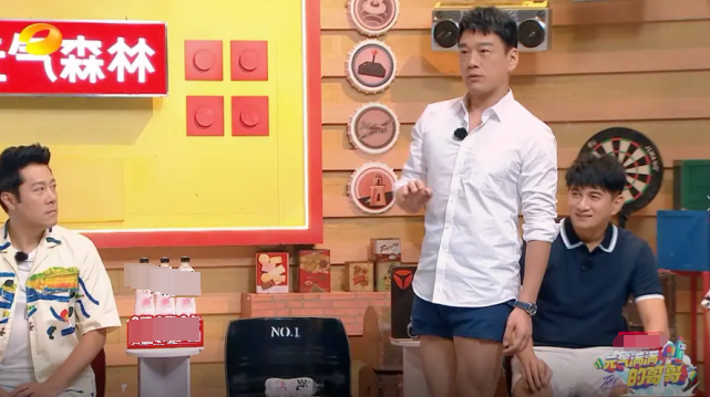 王耀庆|王耀庆穿比吴昕裙子还短的超短裤，遭胡军王鹤棣嘲讽，网友：不守男德