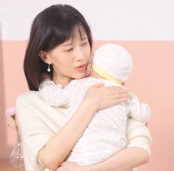 广告中papi酱也化身贴心妈妈,抱着玩具和摇床里的小宝贝互动,抱起宝贝