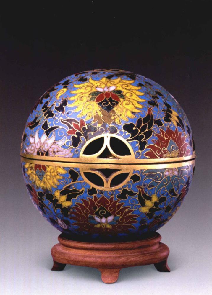 故宫收藏珍宝元代三款掐丝珐琅缠枝莲纹器色泽稳重纹饰流畅