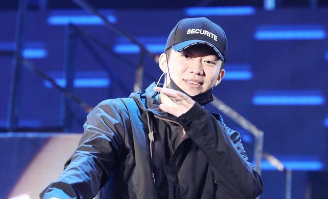 21岁韩国当红男星行为失控当街脱裤还晒照还有校园霸凌前科