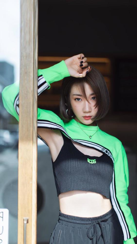 乃万走机场真时髦穿灰色牛仔连身裤大粗链配金发好丧酷