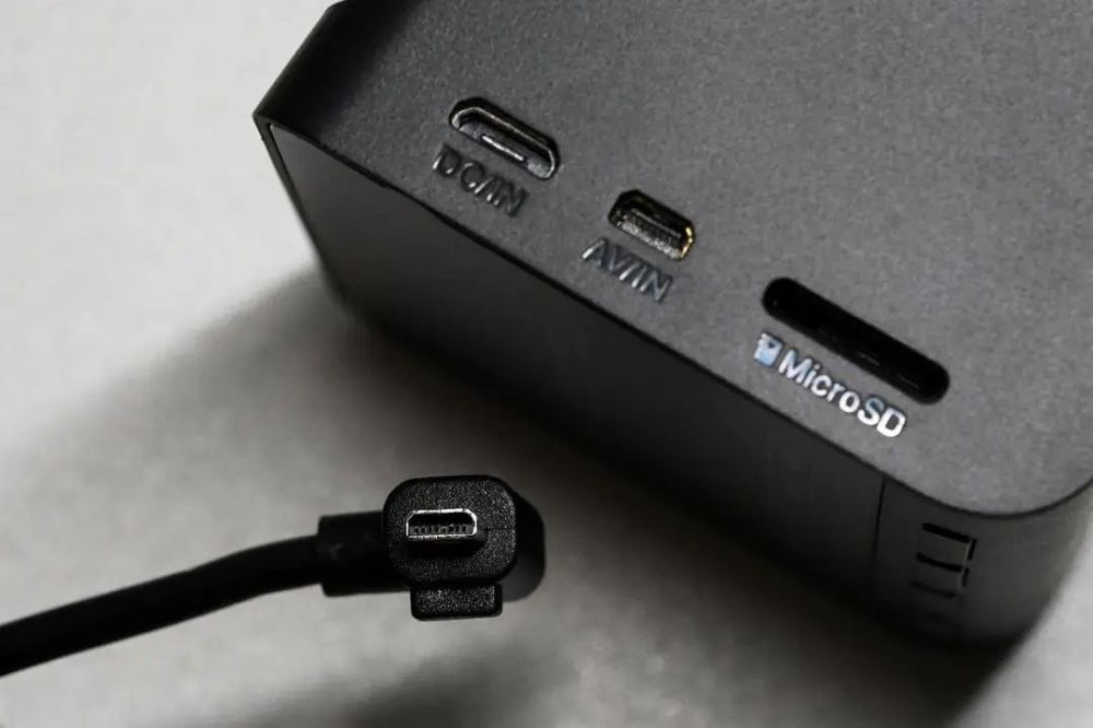 a800侧面的接口多了个av/in口,用于兼容后拉摄像头.