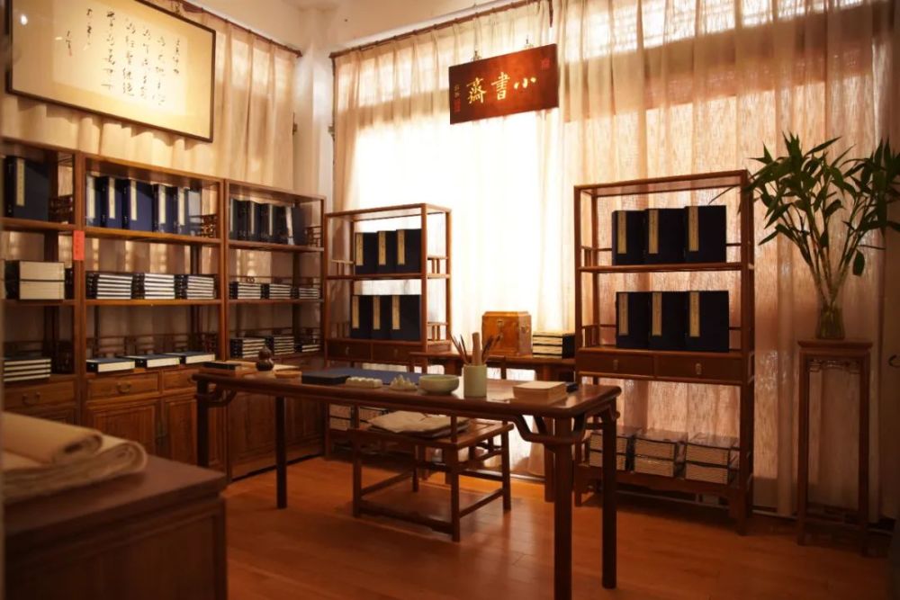 这个男人在丽江开了个书店一套书卖上百万