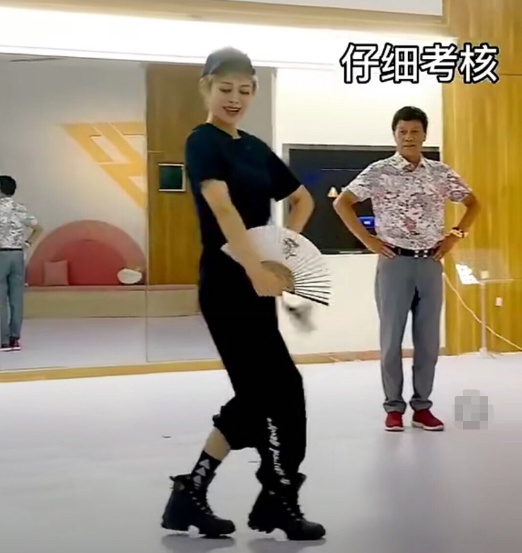 宁静|宁静爸爸好年轻，78岁还头发乌黑茂密，一家人像是吃了“防腐剂”