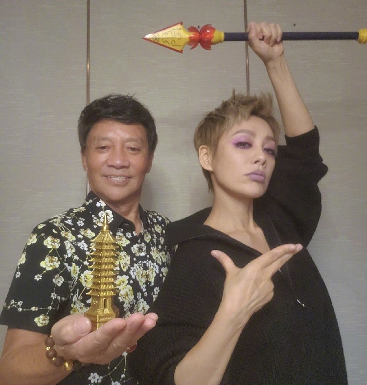 宁静|宁静爸爸好年轻，78岁还头发乌黑茂密，一家人像是吃了“防腐剂”