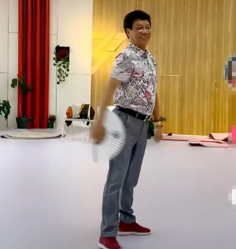 宁静|宁静爸爸好年轻，78岁还头发乌黑茂密，一家人像是吃了“防腐剂”