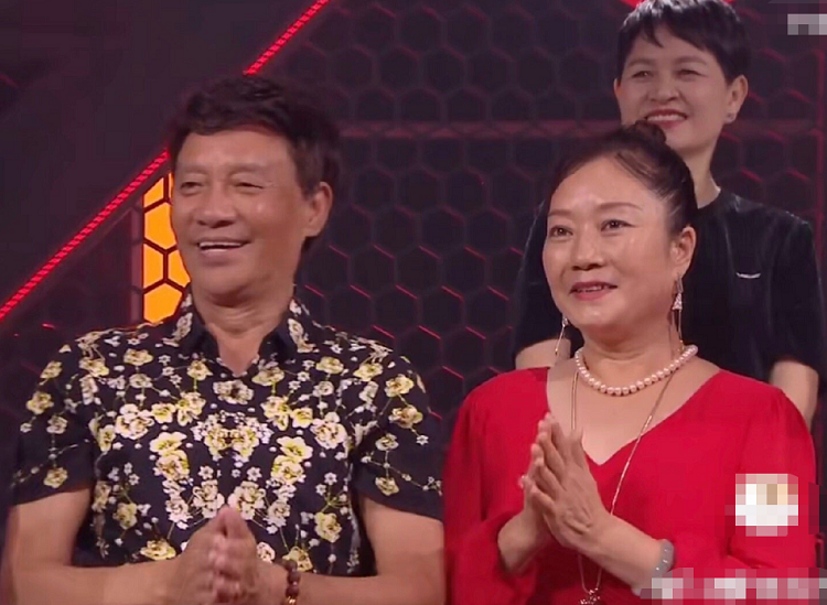 不过近日网上却是曝光了一段宁静教他父亲跳舞的视频,在这段视频曝光