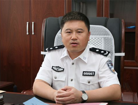 白衬衣的警察为何不常见?身份都不简单,局长也不一定够格穿