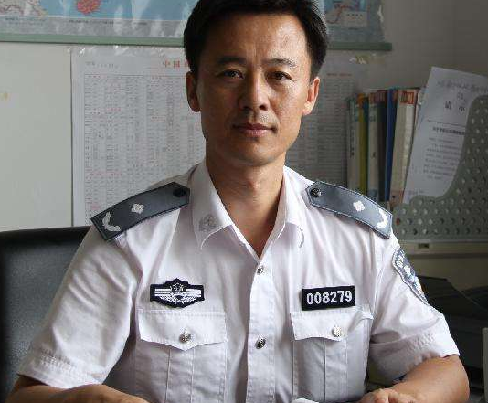 白衬衣的警察为何不常见?身份都不简单,局长也不一定够格穿