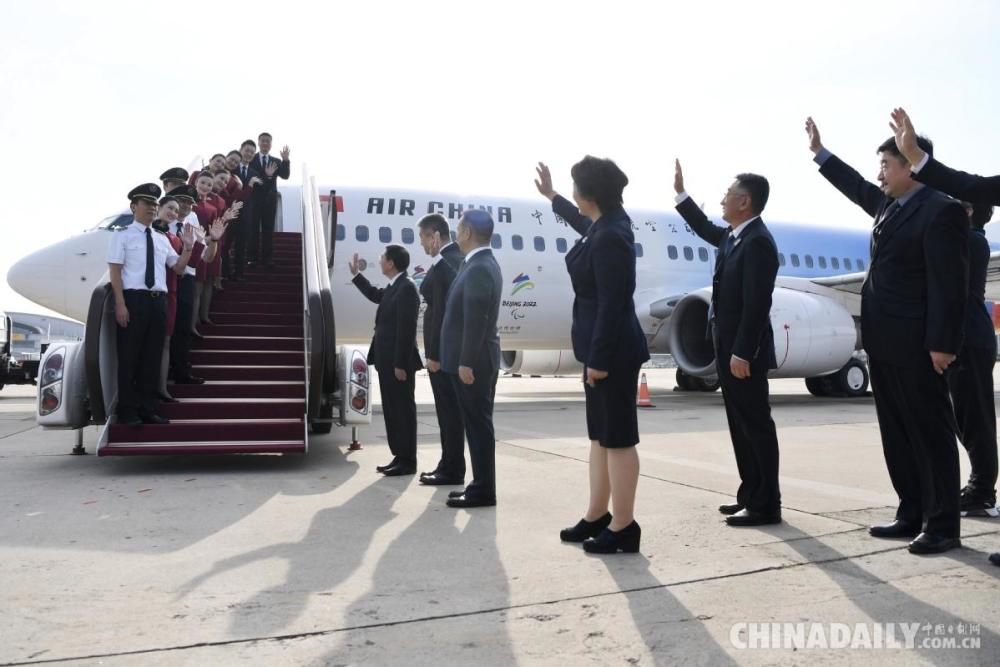 9月5日,嘉宾为"冬奥冰雪号"彩绘飞机首航机组人员送行.