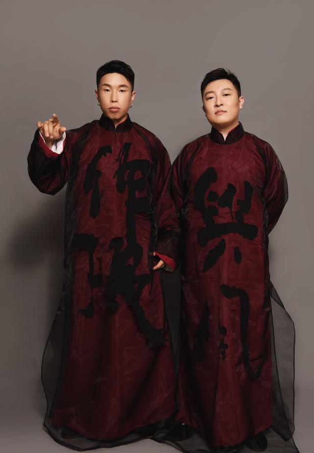 国内将长袍大褂穿出惊艳感的莫过于经典相声演员,我们熟知的德云社就