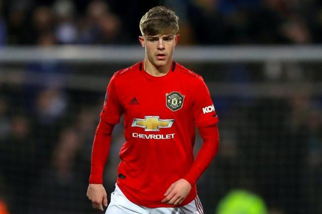 本赛季曼联主力左边卫卢克·肖(luke shaw)频频受伤,而顶替他上场的19