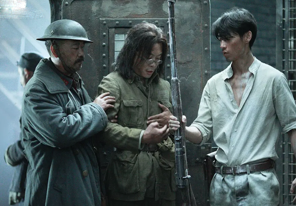 黄渤|黄渤谈《八佰》：情节过度煽情不严谨，脱离史实的电影注定难成经典！