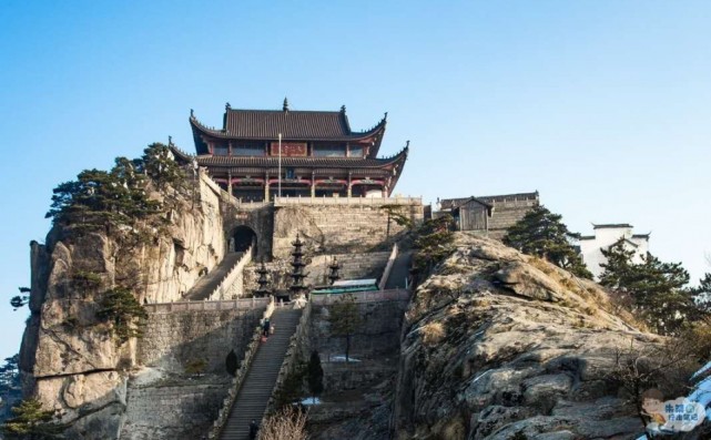 如今的九华山被誉为国际性佛教道场,拥有寺庙近百座,僧尼近千人,佛像