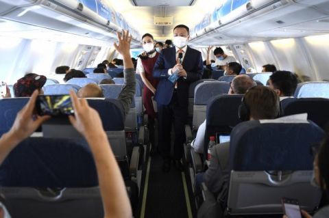北京冬奥会|首架冬奥主题彩绘飞机“冬奥冰雪号”降落成都 圆满完成首航