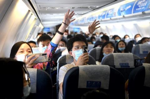 北京冬奥会|首架冬奥主题彩绘飞机“冬奥冰雪号”降落成都 圆满完成首航