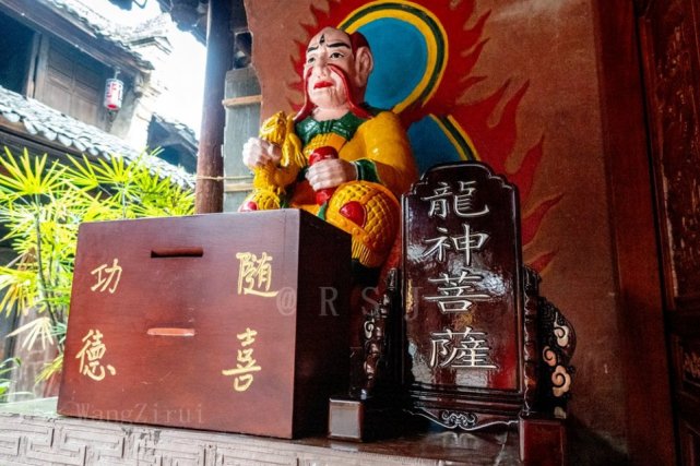 潮音寺大门的北侧走廊尽头,供奉着寺院的护法神伽蓝神,见下图右侧;本