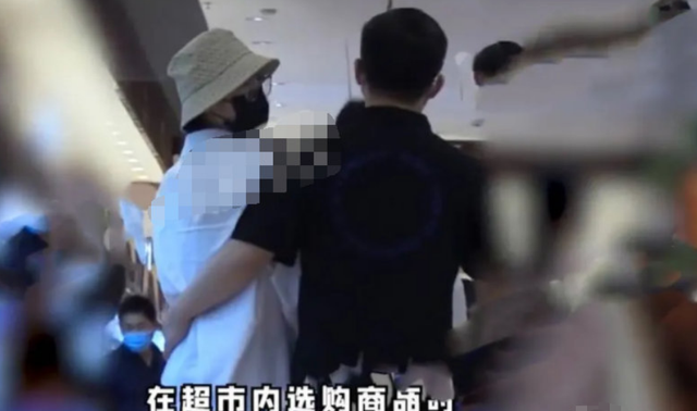 林有有|“林有有”张月恋情曝光？与神秘男子当街搂抱，举止亲昵引关注