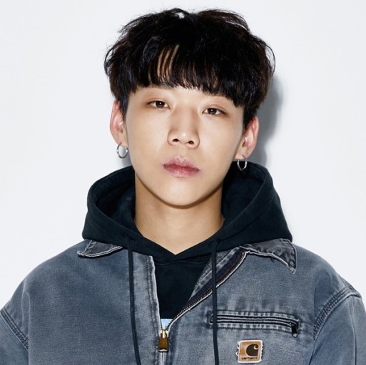 躺在中央线抽烟还在马路上小便嘻哈歌手梁洪元登上韩国热搜