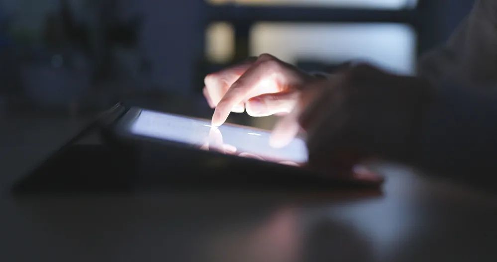 抑郁症|“爱追剧”的人抑郁风险高！身体默默承受着5种伤害