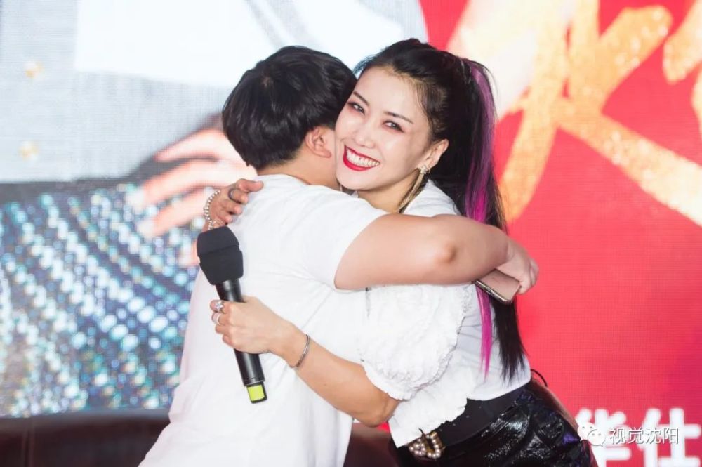 42岁王蓉沈阳捞金再唱经典我不是黄蓉白色露脐装黑皮裙遭粉丝熊抱人气